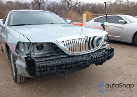 2009 Lincoln Town Car Signature Limited from USA, damaged, VIN 2LNHM82V79X629084